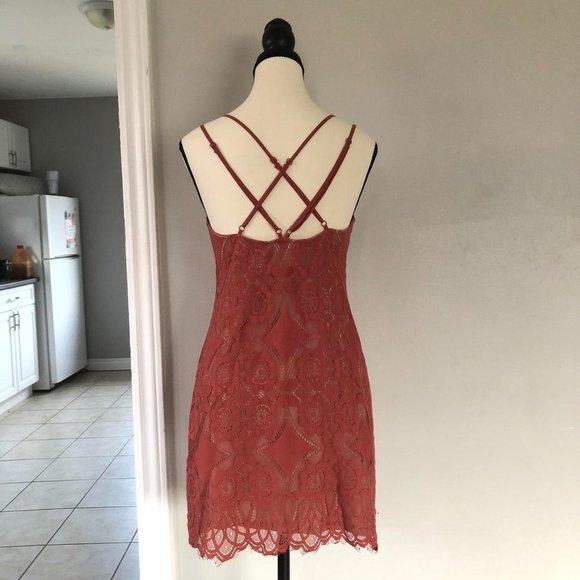 Rose lace dress - Picture 2 of 4